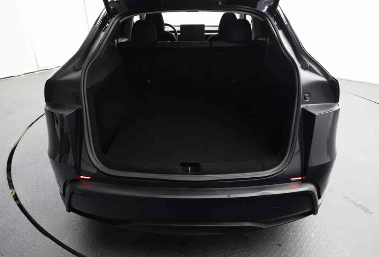 TESLA Model Y - 7