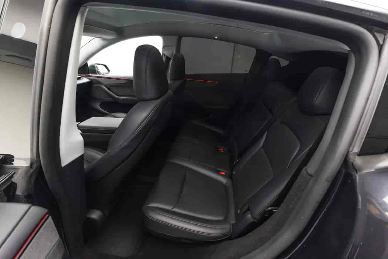 TESLA Model Y - 8