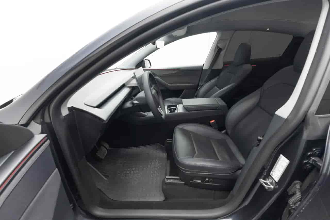 TESLA Model Y - 10