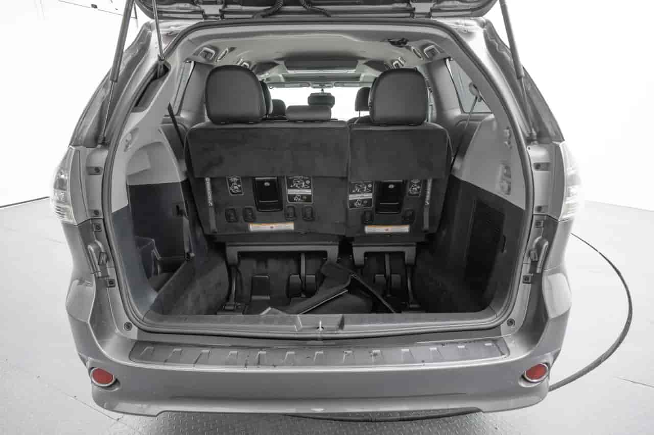 TOYOTA Sienna - 7