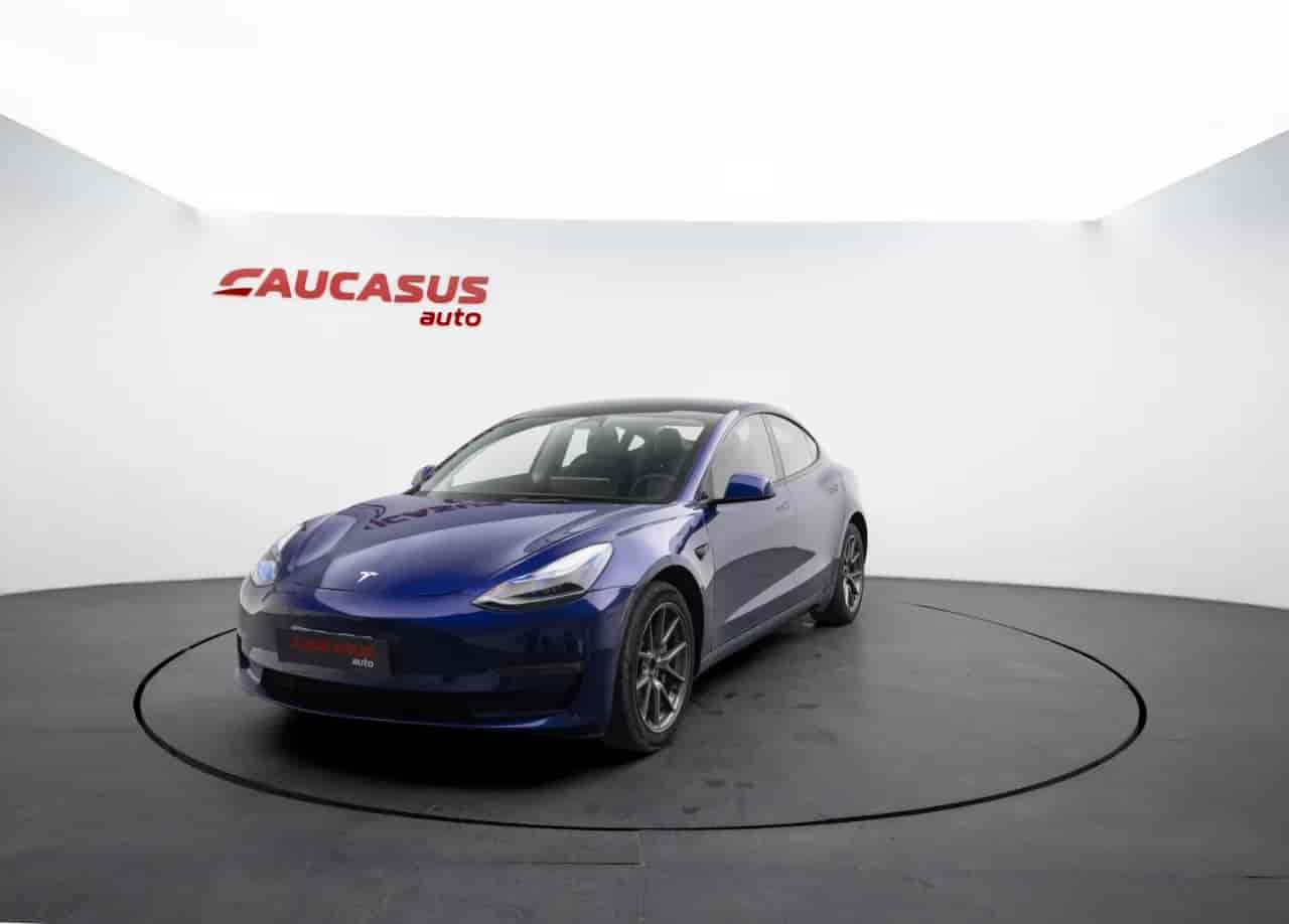 TESLA Model 3 - 1