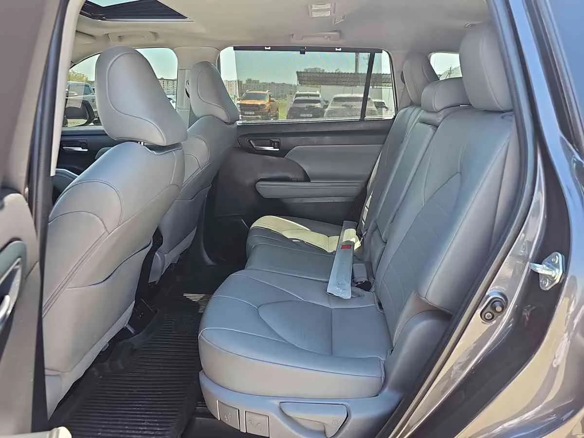 TOYOTA Highlander - 7