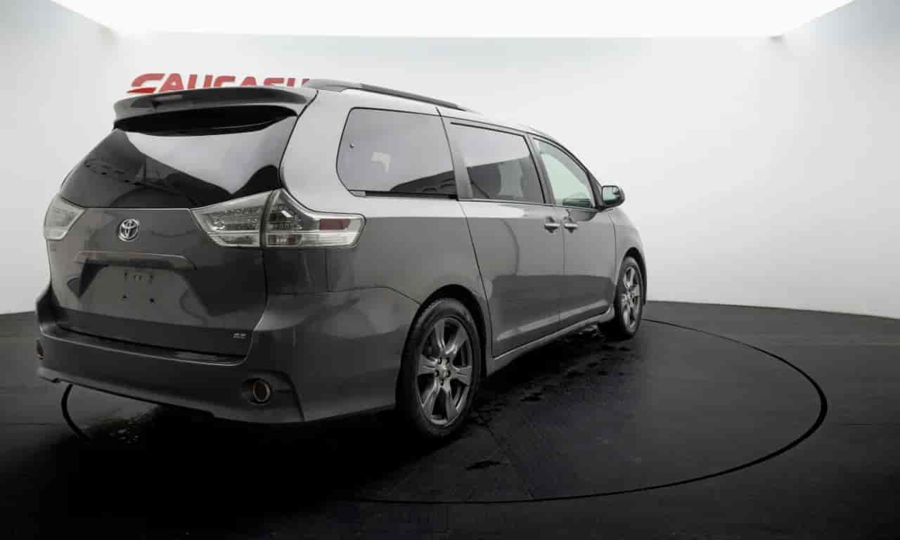 TOYOTA Sienna - 4