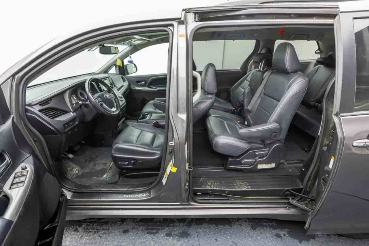 TOYOTA Sienna - 6