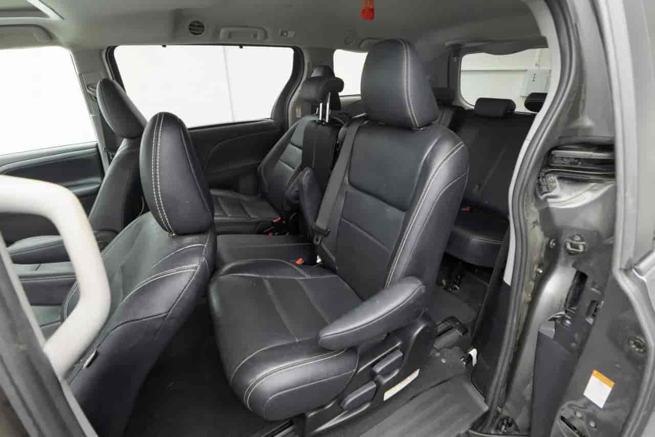 TOYOTA Sienna - 7