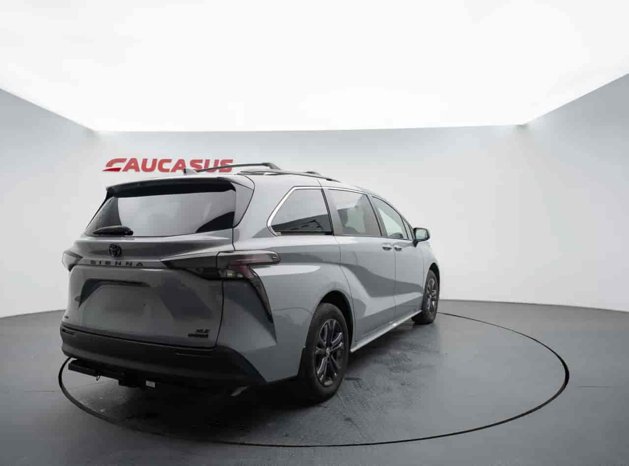 TOYOTA Sienna - 4