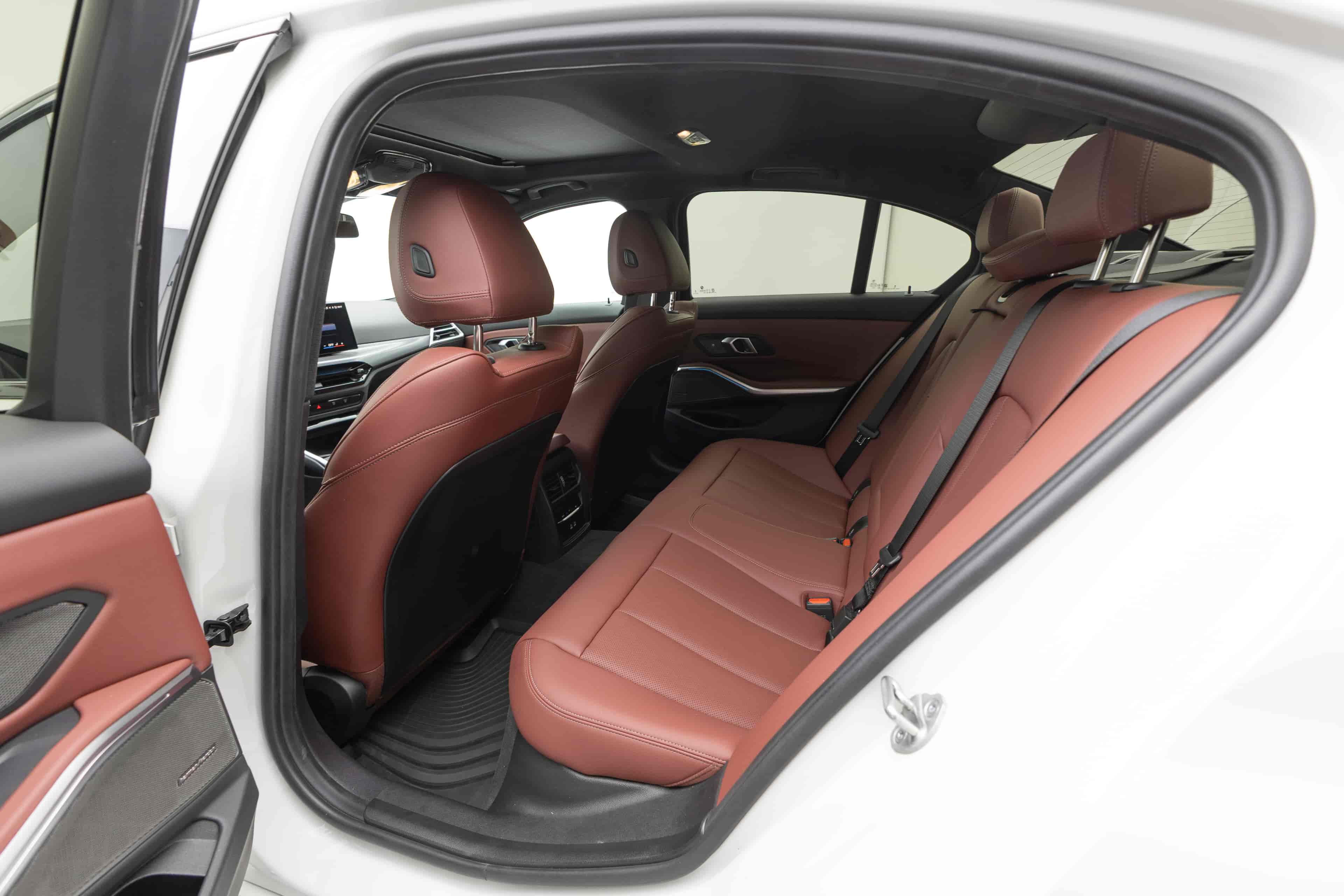 BMW 330i - 9