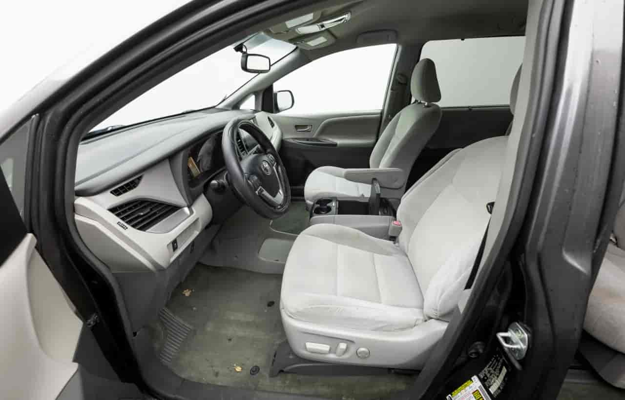 TOYOTA Sienna - 4