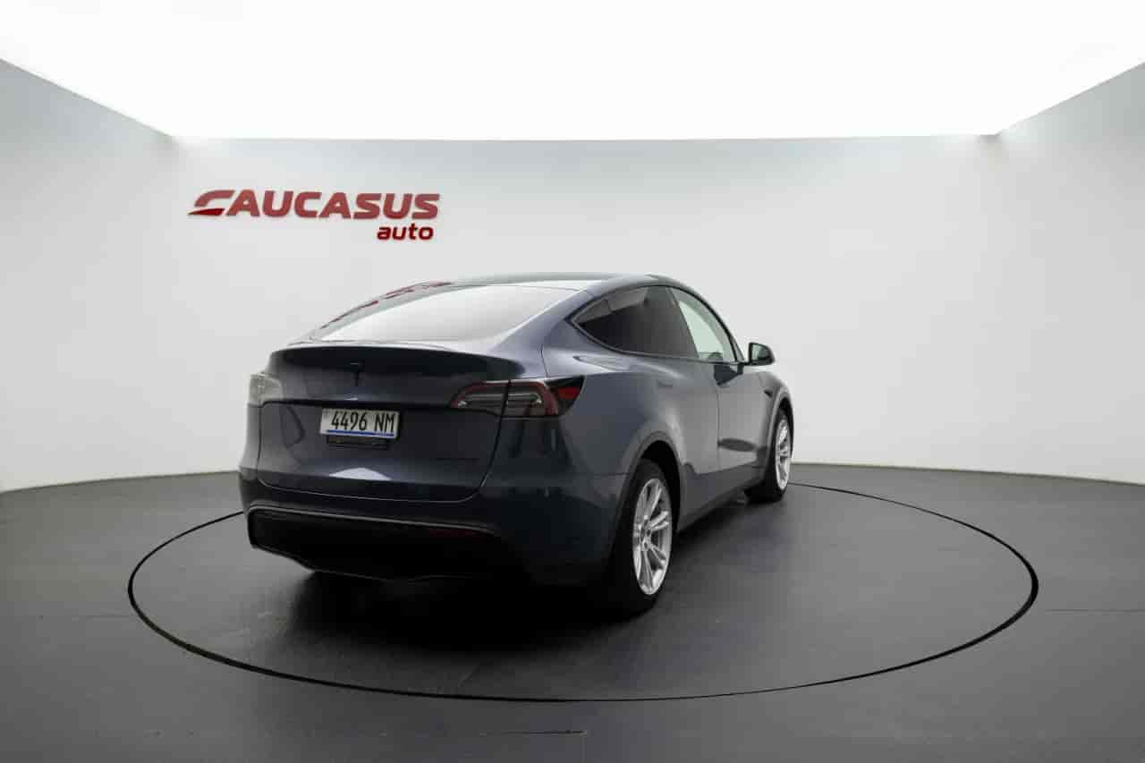 TESLA Model Y - 4