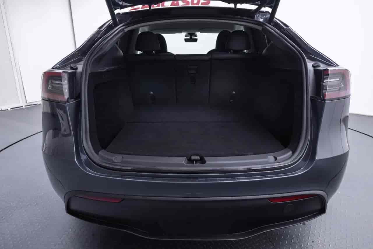TESLA Model Y - 7