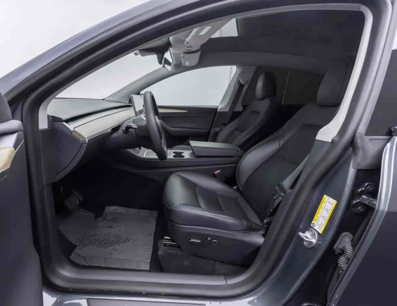 TESLA Model Y - 10