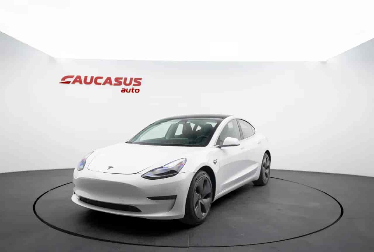 TESLA Model 3 - 1