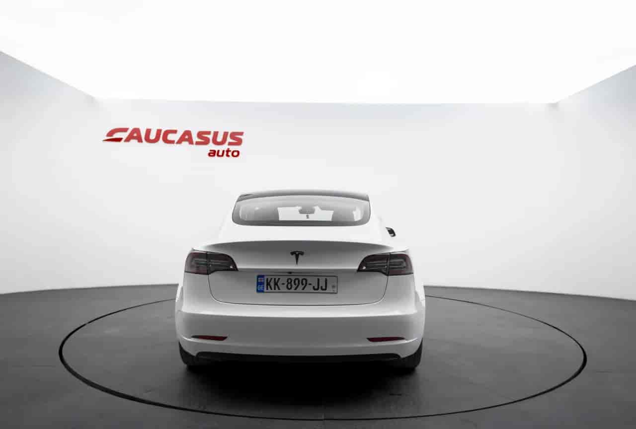TESLA Model 3 - 5