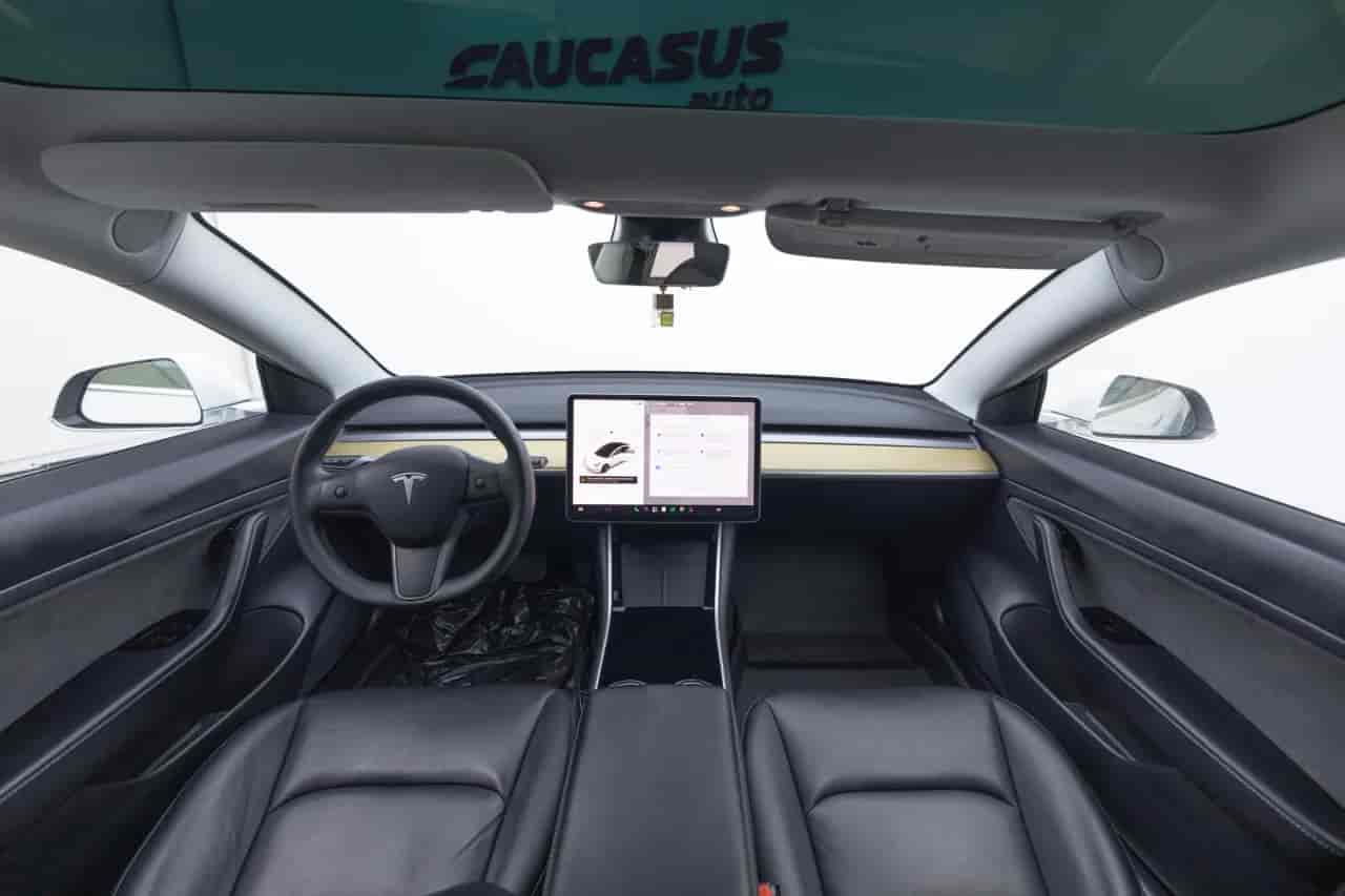 TESLA Model 3 - 9