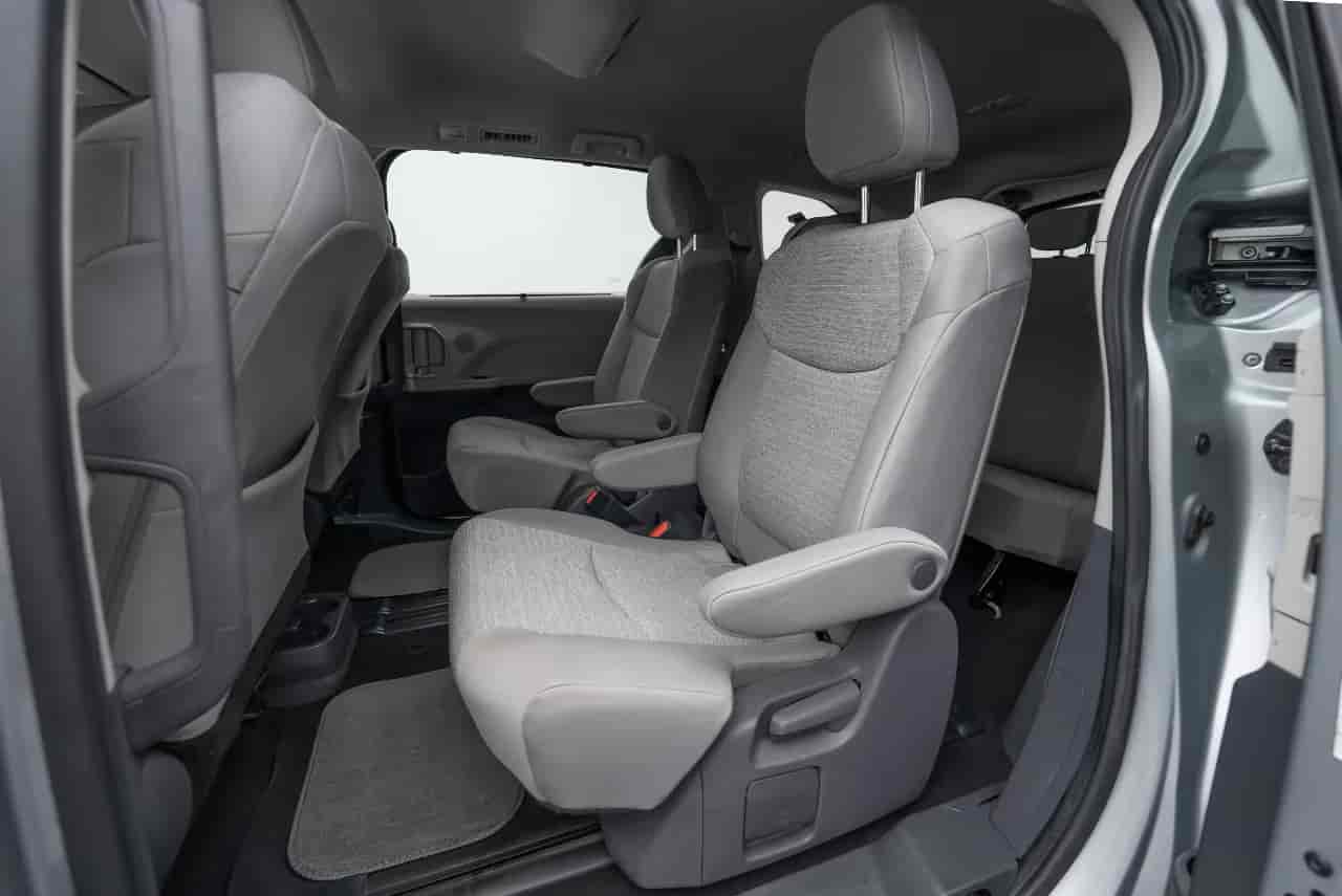 TOYOTA Sienna - 8