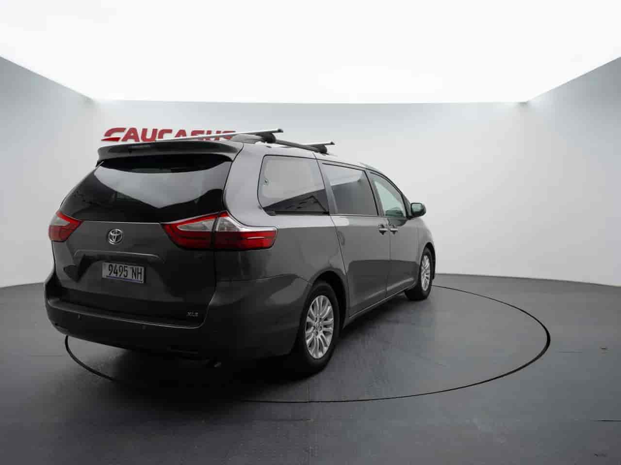 TOYOTA Sienna - 4
