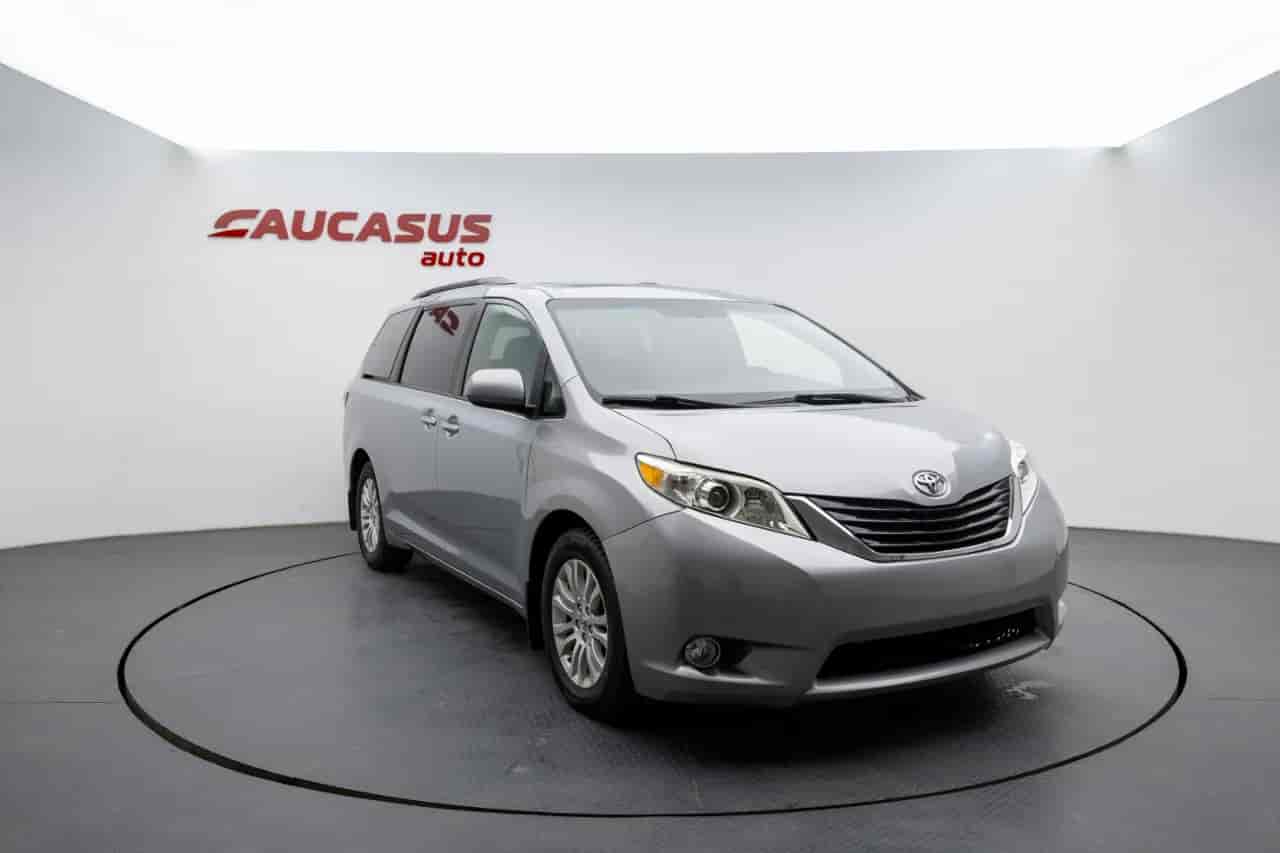 TOYOTA Sienna - 3