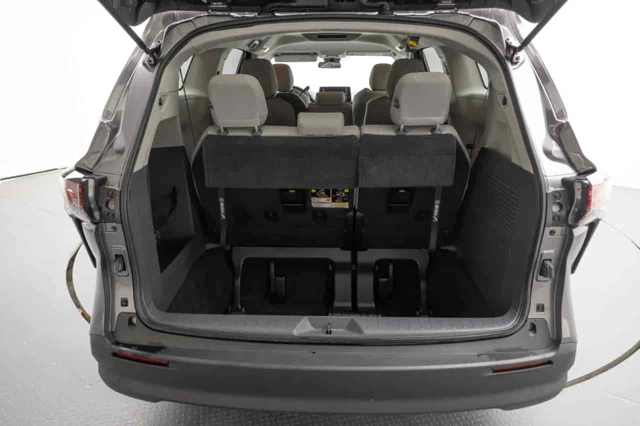 TOYOTA Sienna - 6