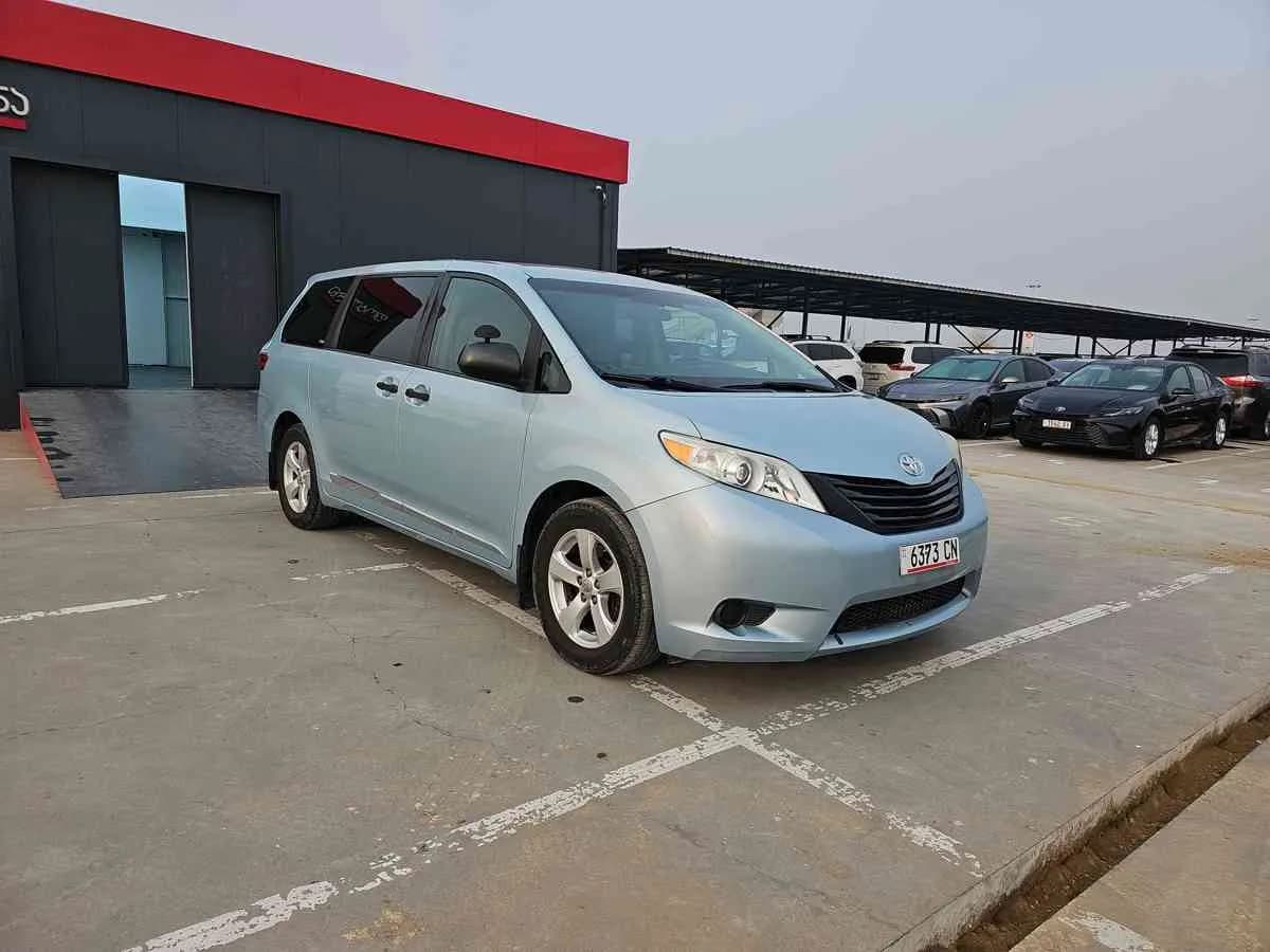 TOYOTA Sienna - 3