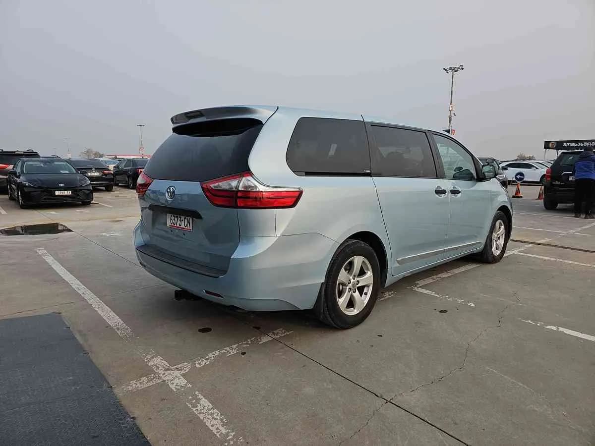 TOYOTA Sienna - 4