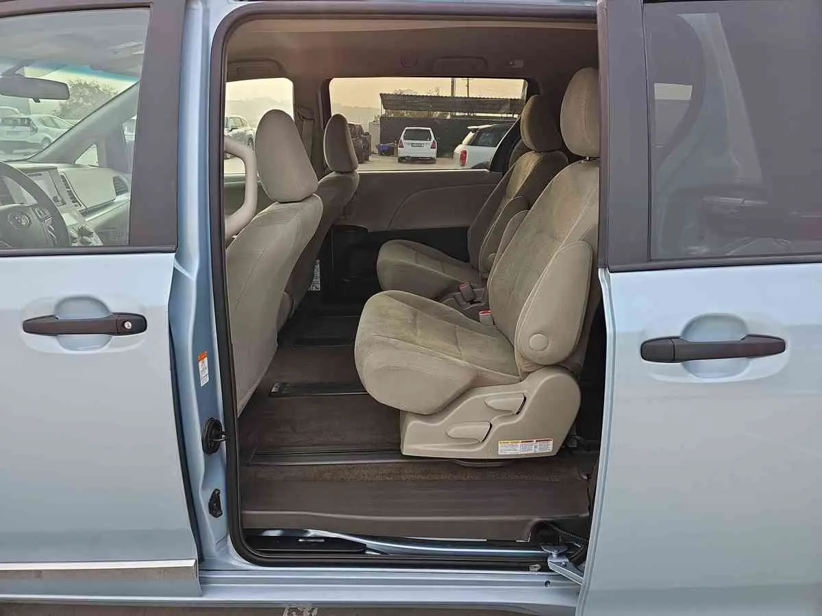 TOYOTA Sienna - 7