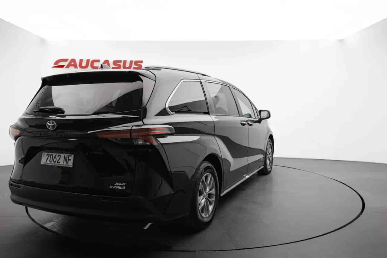 TOYOTA Sienna - 4