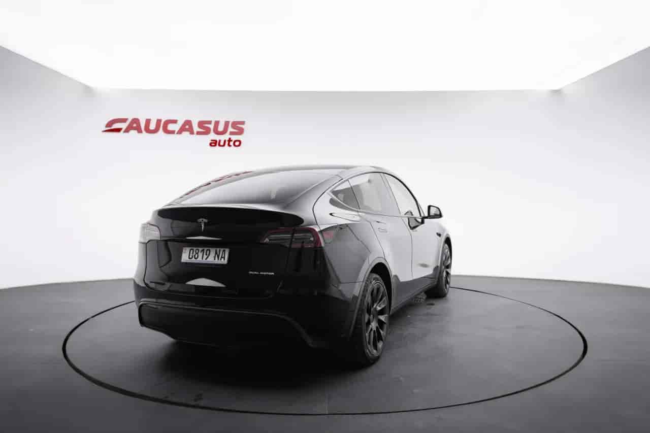 TESLA Model Y - 4