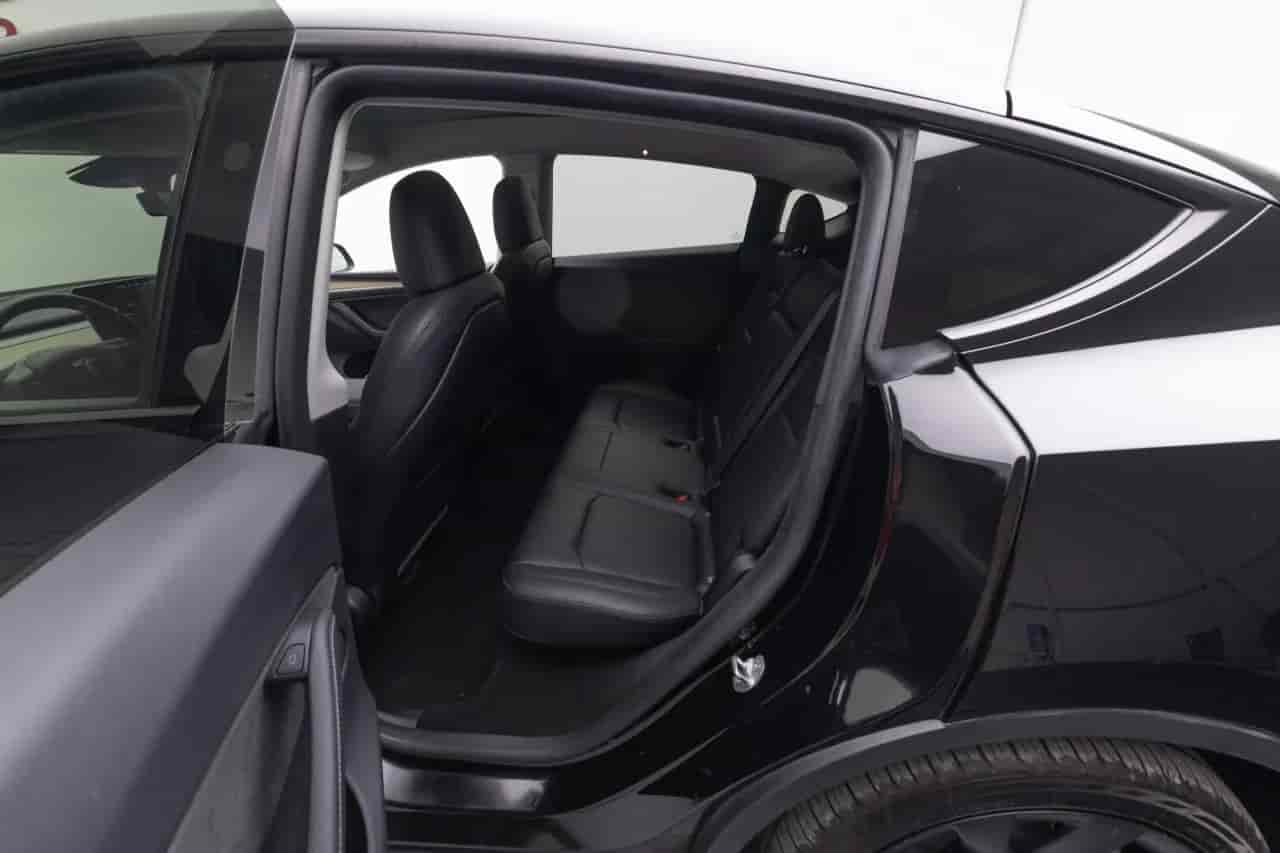 TESLA Model Y - 8