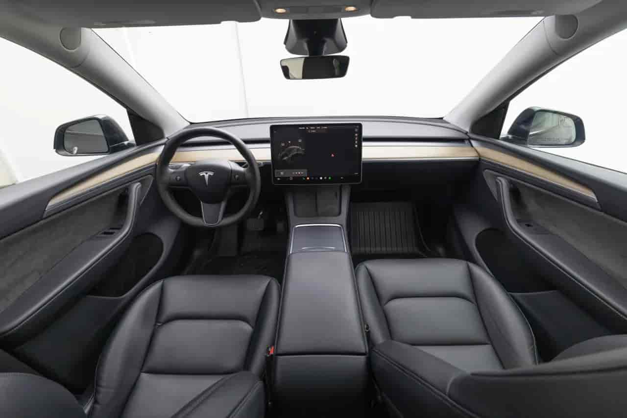 TESLA Model Y - 9