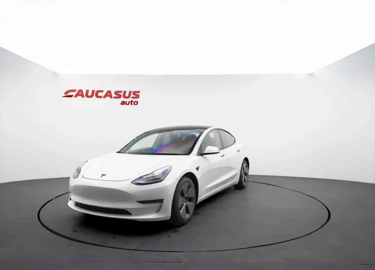 TESLA Model 3 - 1
