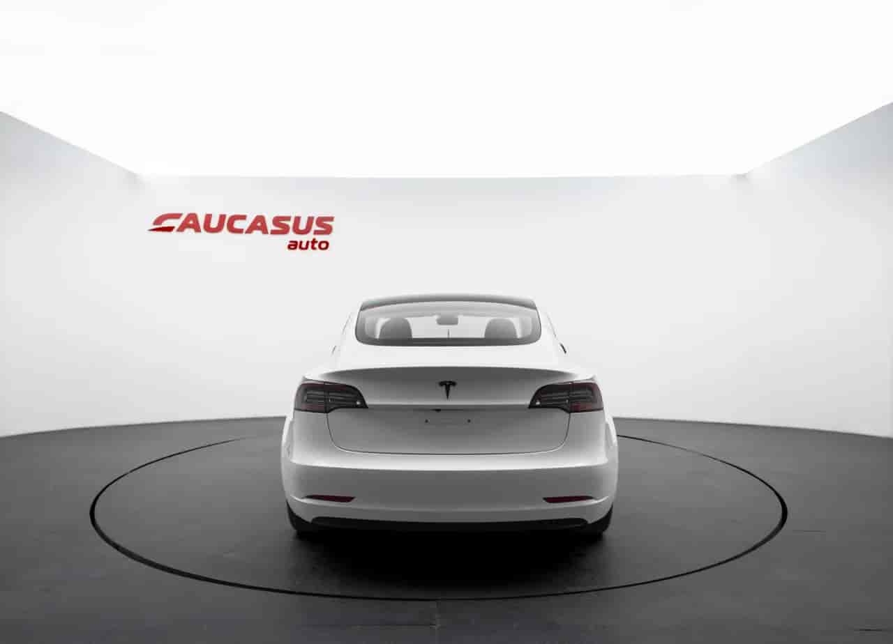 TESLA Model 3 - 5