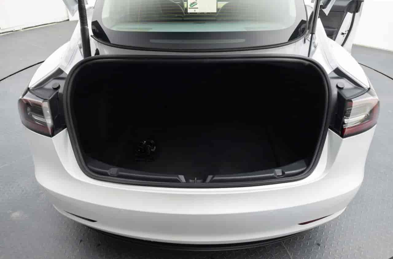 TESLA Model 3 - 7