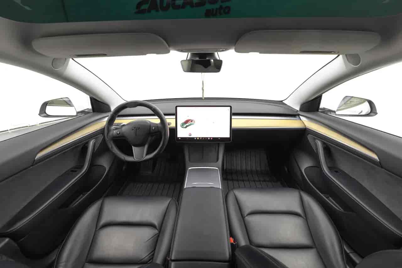 TESLA Model 3 - 9