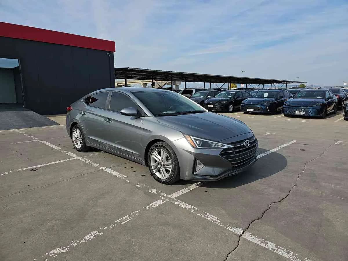 HYUNDAI Elantra - 3