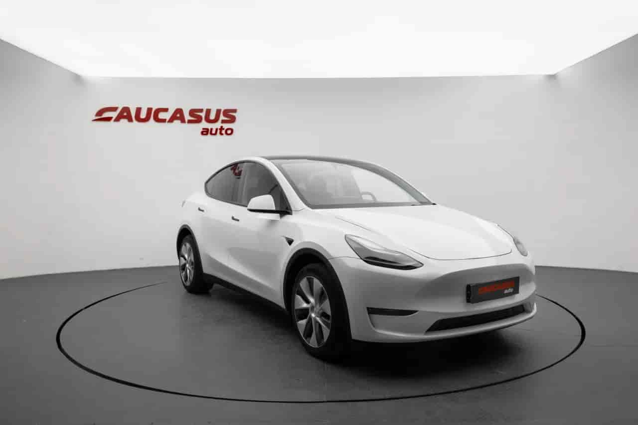 TESLA Model Y - 3