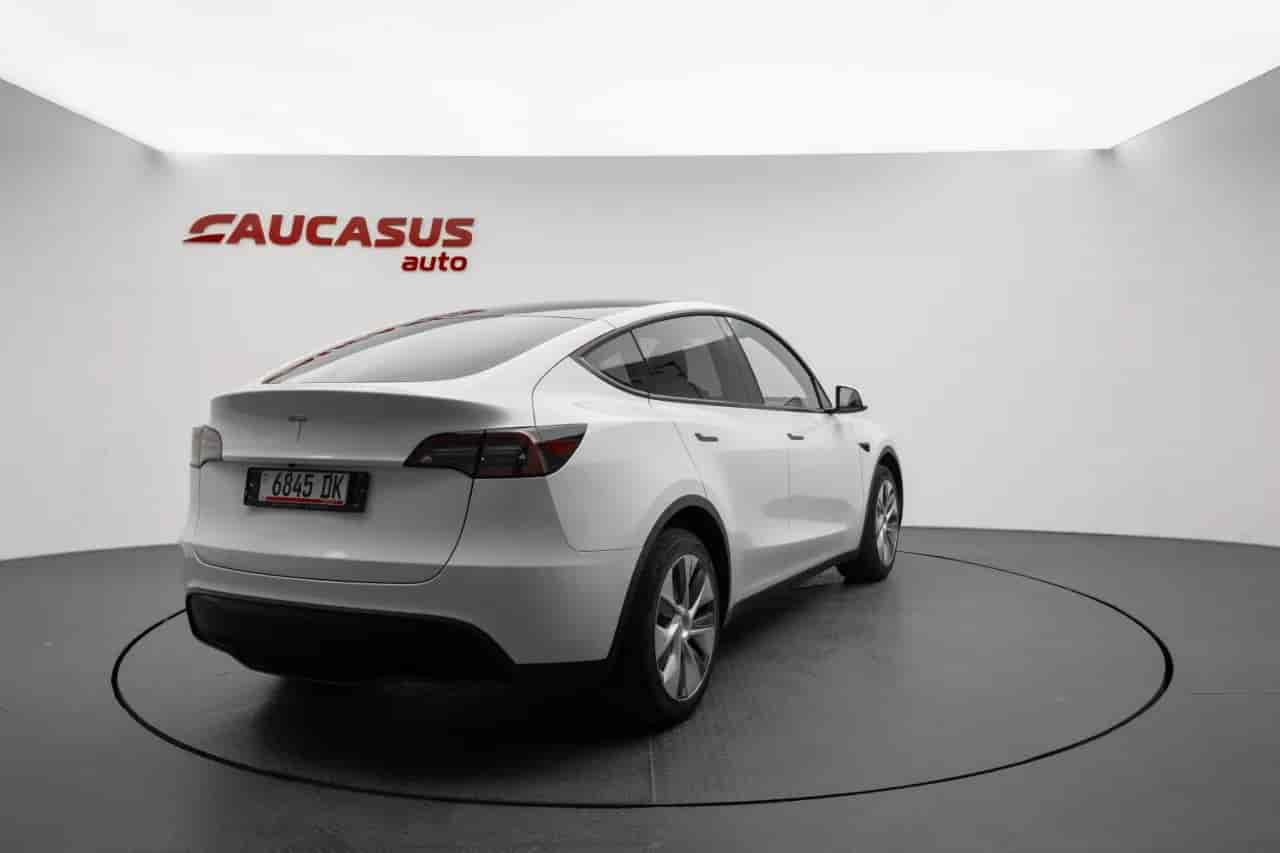 TESLA Model Y - 4