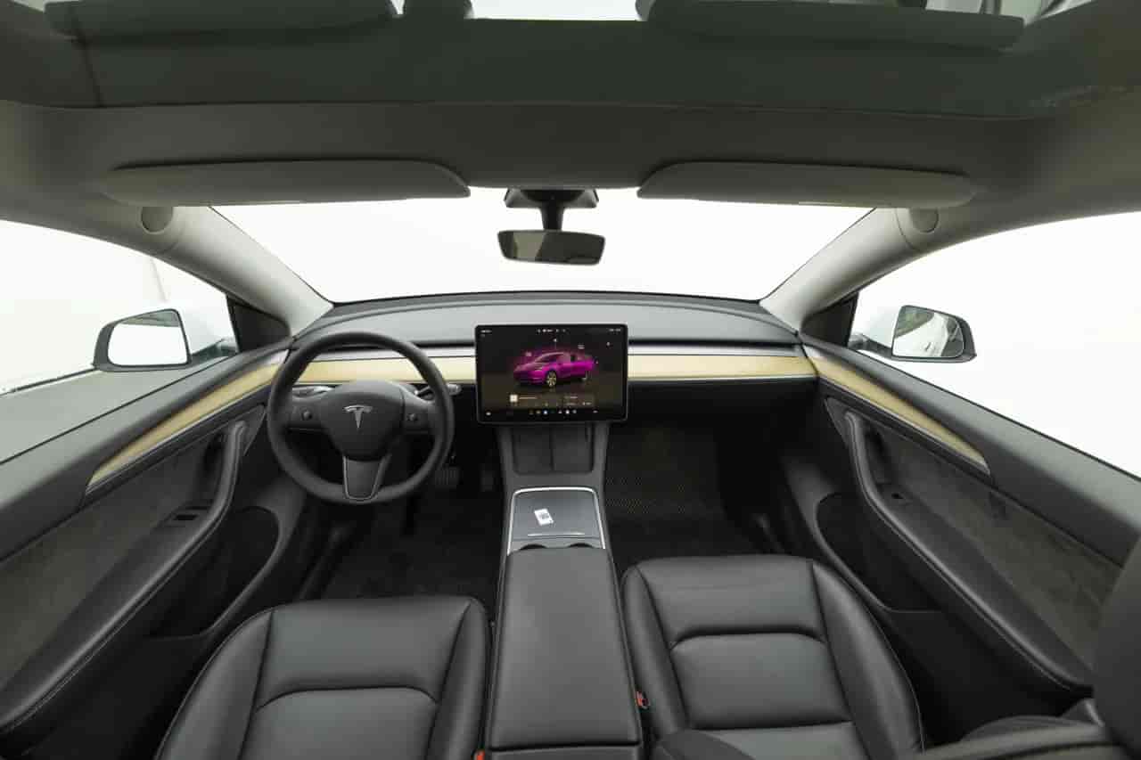 TESLA Model Y - 8