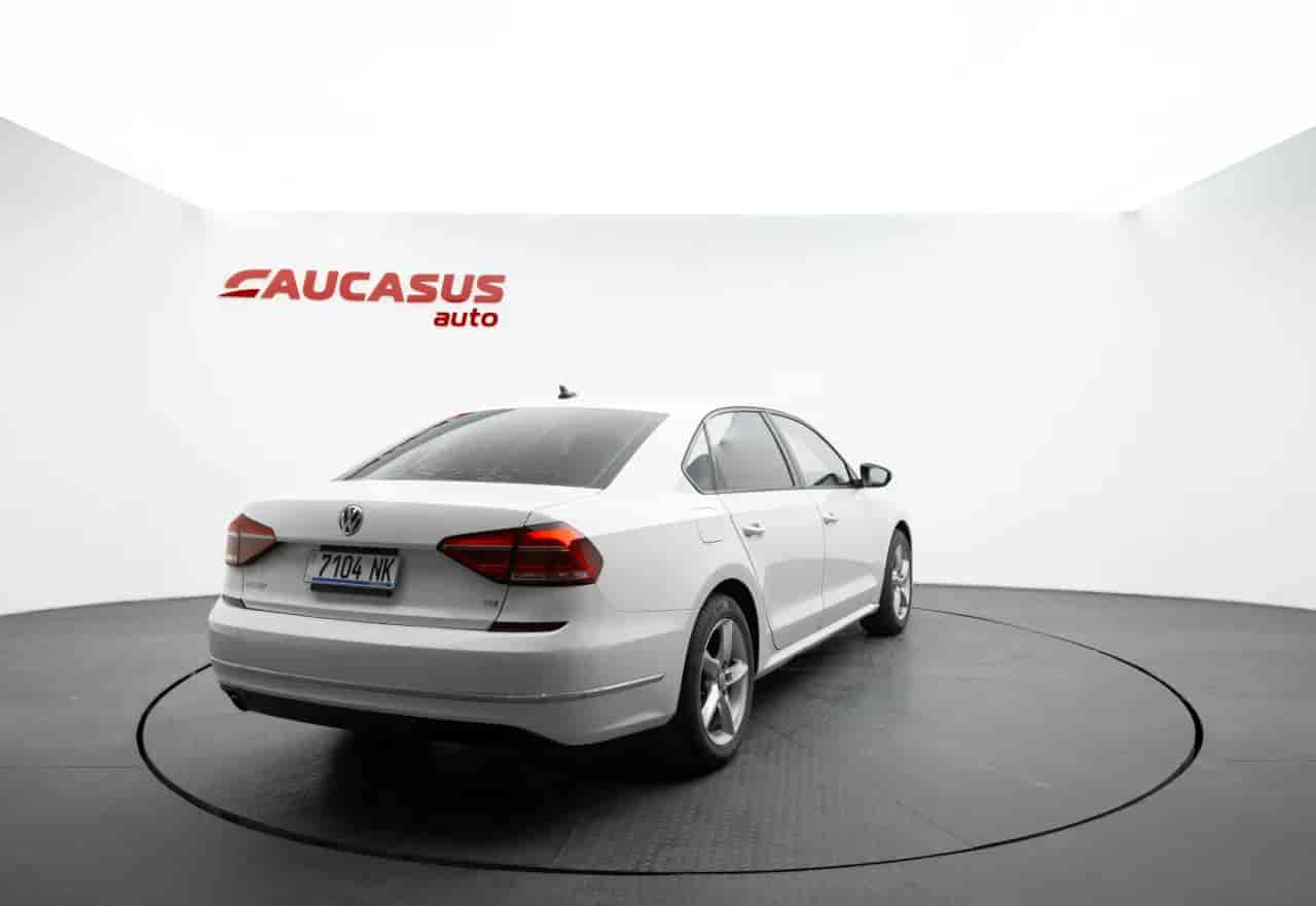 VOLKSWAGEN Passat - 4