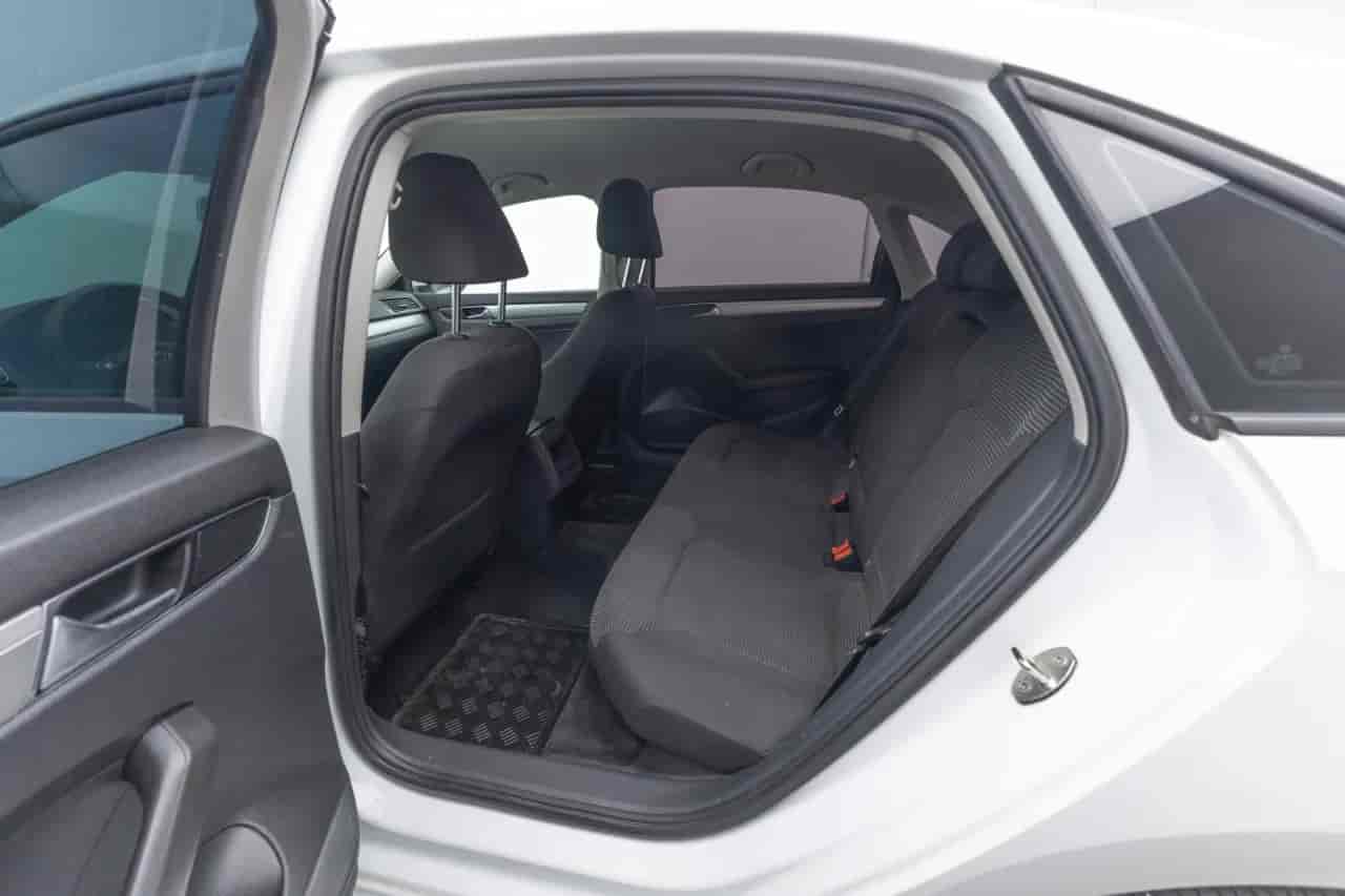 VOLKSWAGEN Passat - 8