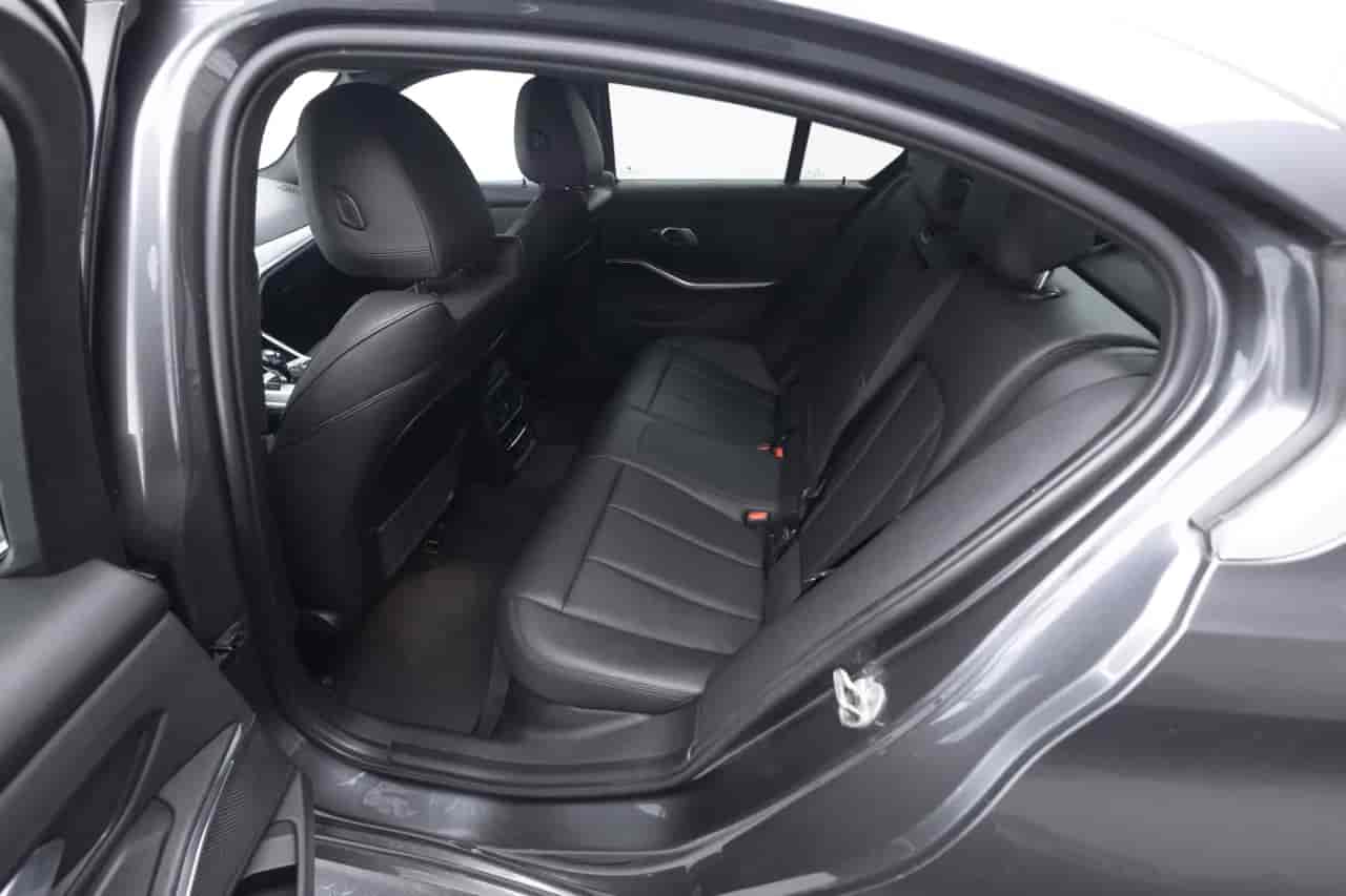 BMW 3-Series - 8
