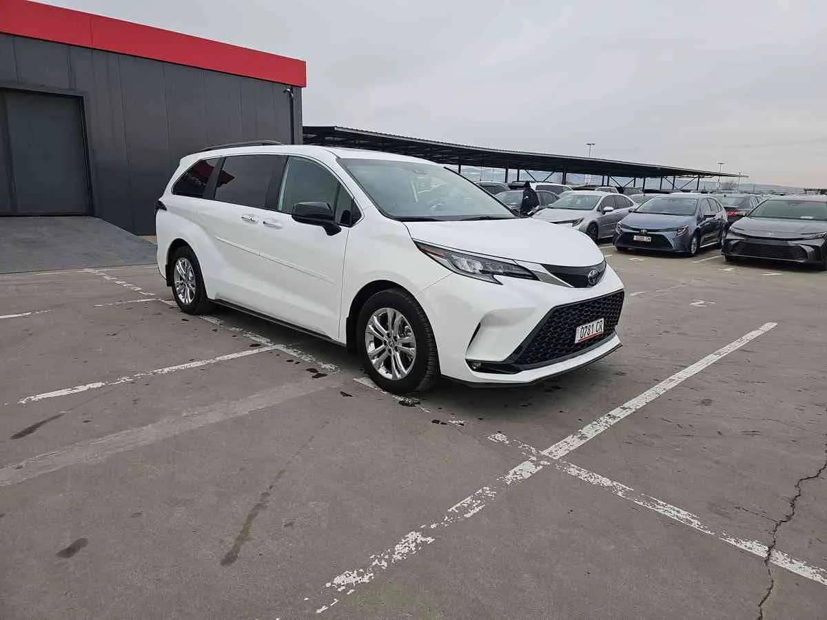 TOYOTA Sienna - 3