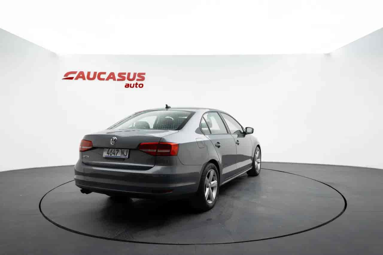 VOLKSWAGEN Jetta - 4