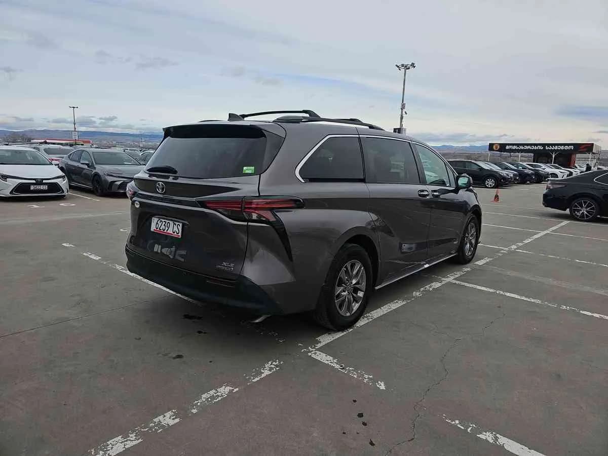 TOYOTA Sienna - 4