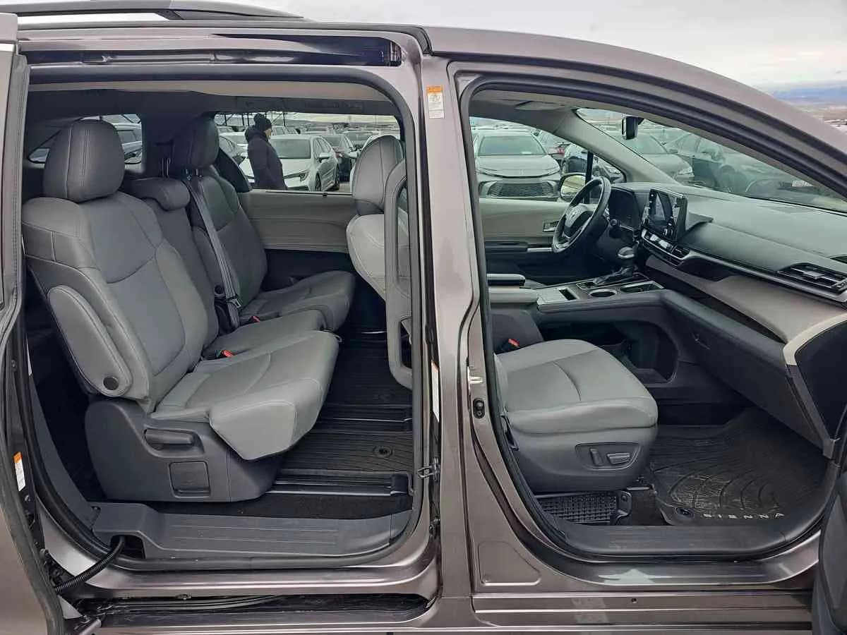 TOYOTA Sienna - 8