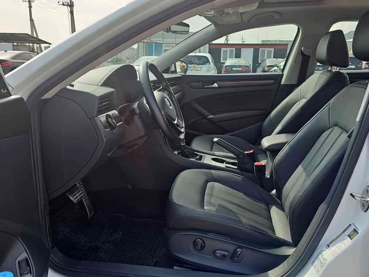 VOLKSWAGEN Passat - 10