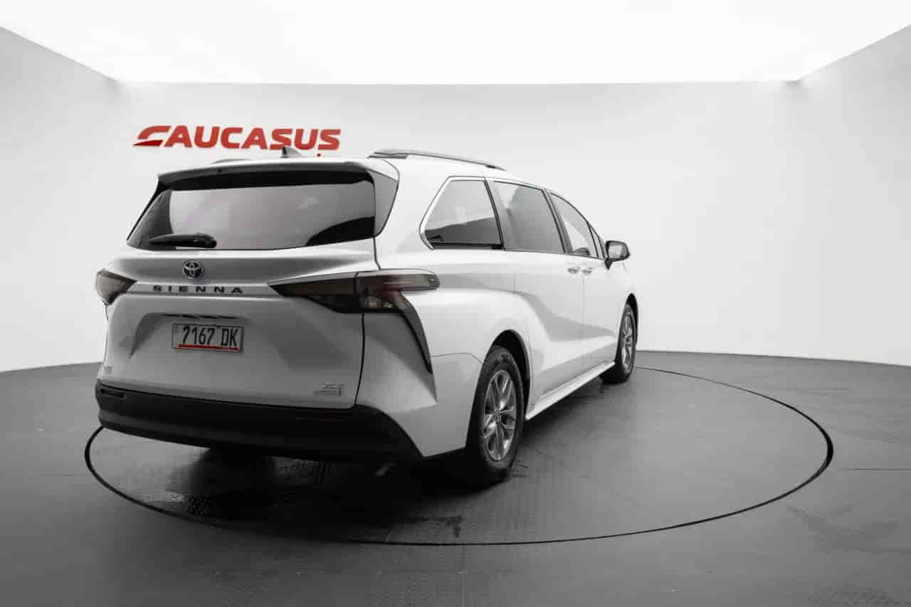 TOYOTA Sienna - 4