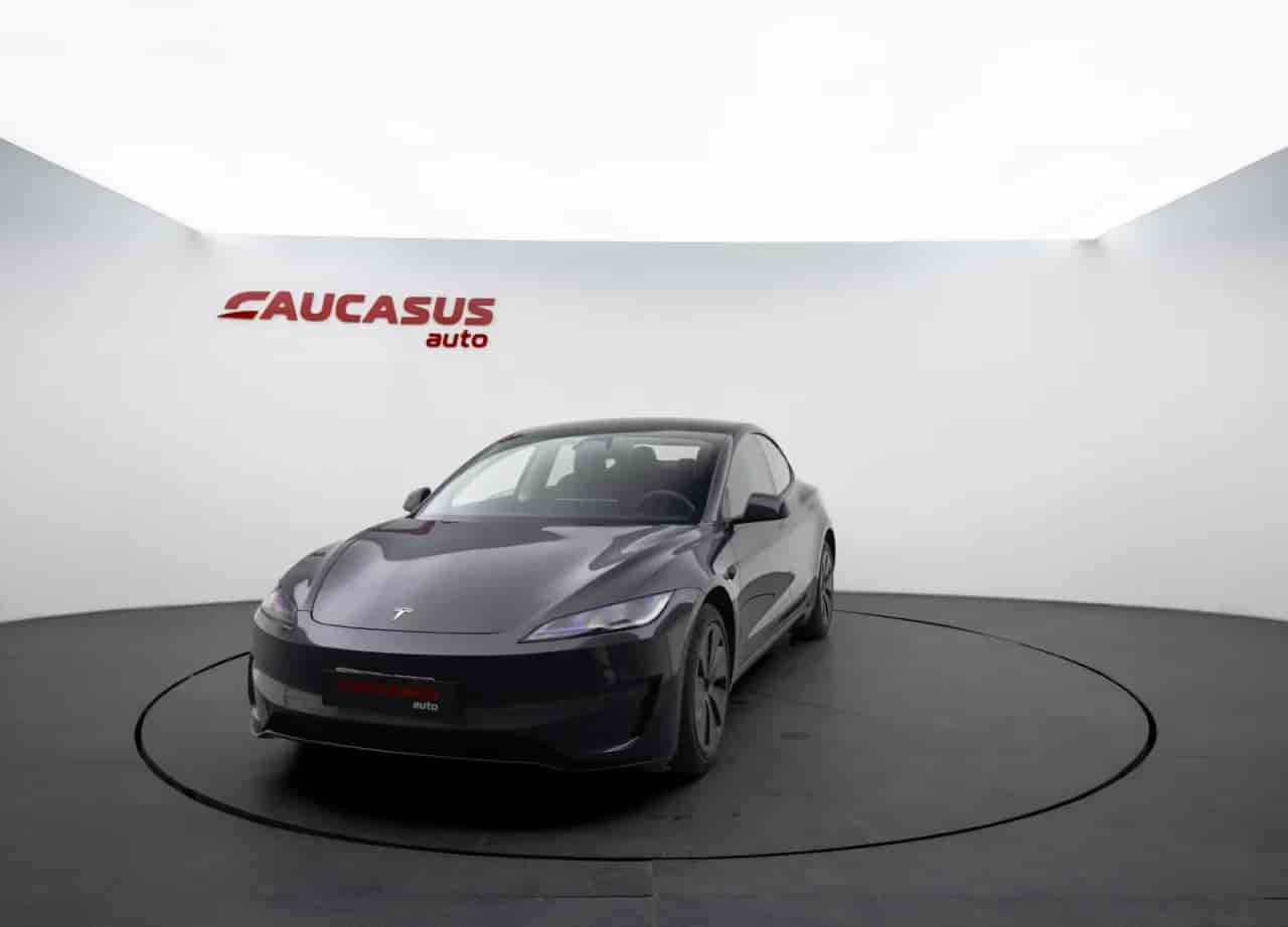 TESLA Model 3 - 1