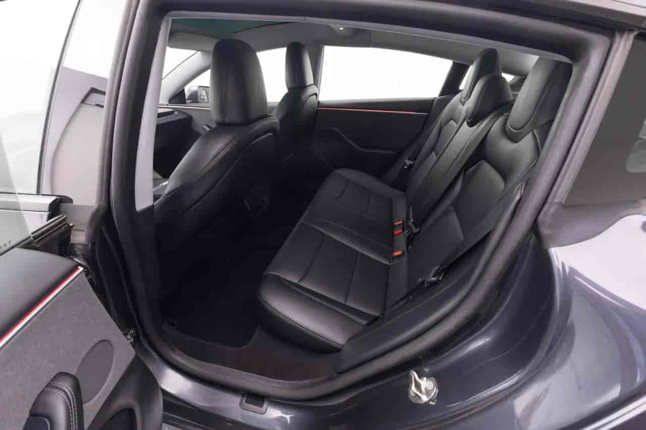 TESLA Model 3 - 8
