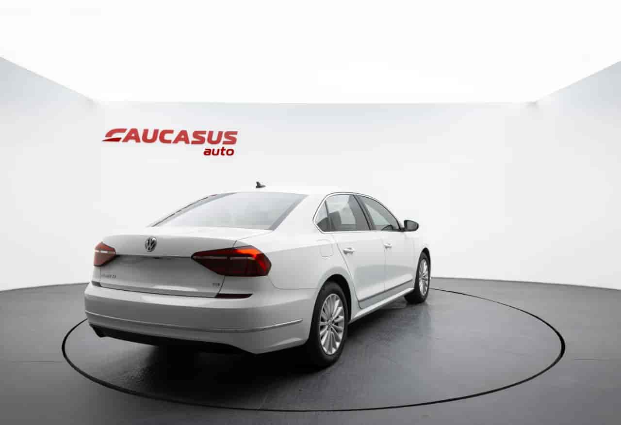 VOLKSWAGEN Passat - 4
