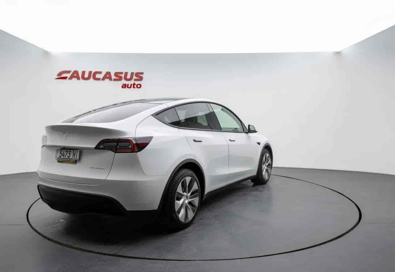 TESLA Model Y - 4
